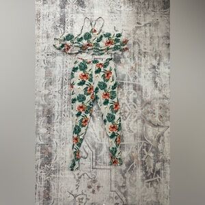 White and green floral print ruffle top and high waisted pants set #floralprint